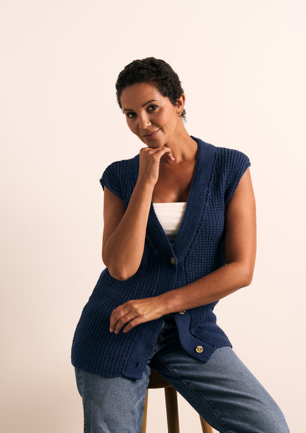 21817ed9aefd57b4ced79011519679b1596fcea5_20034427_Lisbet_Vest_in_MODE_at_Rowan_Cotton_DK_Inside_Image_1_1_11